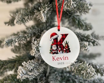 Adorno navideño personalizado con letras a cuadros (nombre y año personalizados) y monograma de cuadros de búfalo como recuerdo navideño.