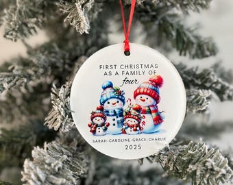 Adorno personalizado de muñeco de nieve para la primera Navidad en familia de cuatro: nombres y año personalizados - Recuerdo navideño de 2025