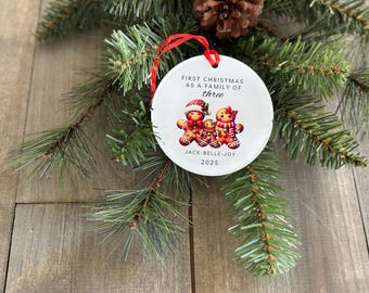 Adorno de jengibre personalizado para la primera Navidad en familia de tres: nombres y año personalizados - Recuerdo navideño 2025