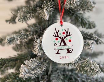 Adorno personalizado con monograma de asta de reno: letra, nombre y año personalizados. Recuerdo navideño 2025.