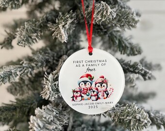 Adorno personalizado de pingüino para la primera Navidad en familia de cuatro: nombres y año personalizados - Recuerdo navideño de 2025