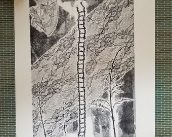 Puede incluir: Impresión en blanco y negro de una escalera con un patrón de encaje en el fondo. La impresión se titula "Jacob's Ladder" y está firmada por "Sophie Willoughby".