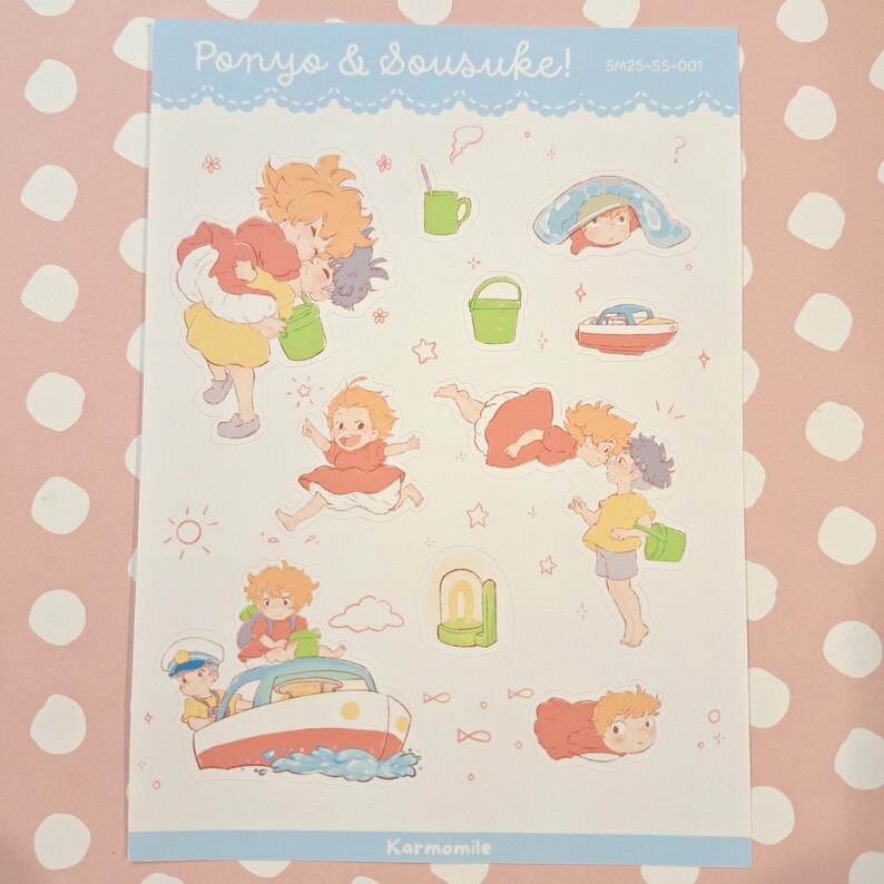 K&ouml;nnte beinhalten: Ein Stickerbogen mit Illustrationen von Ponyo und Sosuke. Die Aufkleber zeigen die Charaktere in verschiedenen Szenen, wie z. B. Umarmungen, Spielen mit Eimern und auf einem Boot. Der Text "Ponyo & Sousuke!" steht oben.