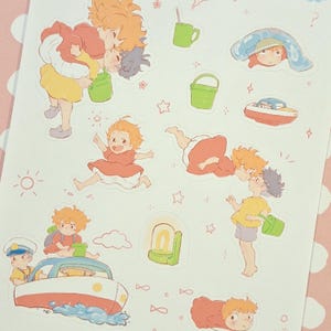 K&ouml;nnte beinhalten: Ein Bogen Aufkleber mit Illustrationen von Cartoon-Charakteren. Die Aufkleber zeigen Kinder, Boote, Eimer und andere verwandte Objekte in einem farbenfrohen Stil. Der Hintergrund ist wei&szlig;.