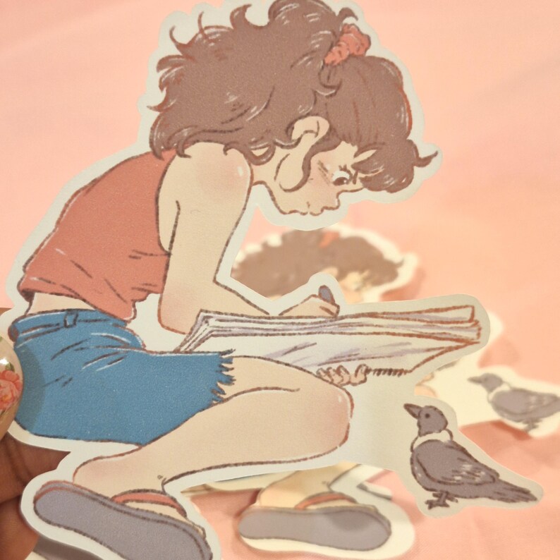 Op de afbeelding: Illustratie van een persoon die in een notitieboek schrijft, gekleed in een rode tanktop en een blauwe korte broek. De persoon heeft bruin haar en is geconcentreerd. Er is ook een kleine vogel afgebeeld.