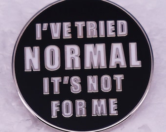 Lustige Geschenk Idee "I've Tried Normal. It's Not For Me." Metall Emaille Pin Anstecknadel