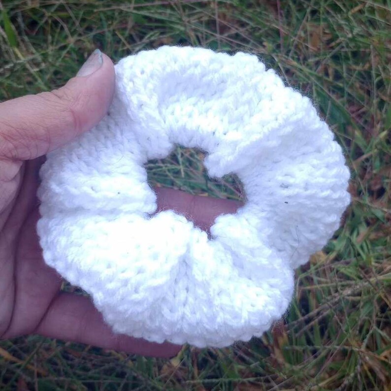 Pu&ograve; includere: Un elastico per capelli in crochet bianco. Lo scrunchie &egrave; realizzato con un filato morbido e soffice e ha un design semplice ed elegante.