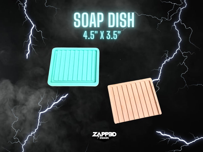 Puede incluir: Dos jaboneras de silicona, una azul claro y otra marr&oacute;n claro, con un dise&ntilde;o acanalado. Las jaboneras miden 4,5 pulgadas por 3,5 pulgadas. "SOAP DISH 4.5" X 3.5" ZAPPED3D DESIGN" est&aacute; escrito en blanco sobre fondo negro.