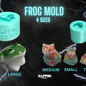 Może przedstawiać: Cztery silikonowe formy do robienia figurek żab. Formy są turkusowe i pokazują kształt żaby w formie. Formy są oznaczone "ZAPP3D DESIGN". Na zdjęciu pokazano cztery gotowe figurki żab, oznaczone jako "LARGE", "MEDIUM", "SMALL" i "TINY".