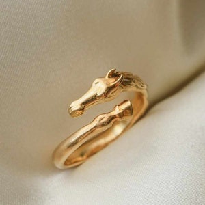Anillo de caballo lindo, anillo minimalista de oro amarillo de 14 quilates, anillo envolvente para mujer, anillo inspirado en la cara de un caballo, anillo delicado inspirado en un animal