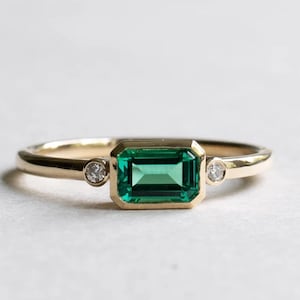 Minimalist Bezel Set Three Stone Ring / Horizontal Green Emerald & Round Diamond Ring / Gemstone Delicate Ring / Engagement Proposal Ring