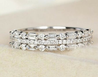 Anillo delicado con circonita cúbica de corte redondo y baguette para ella, anillo de boda delicado, anillo de compromiso, anillo de propuesta, regalo de aniversario para esposa
