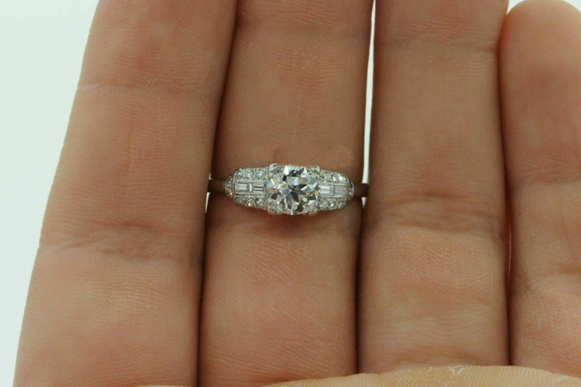 Anillo de compromiso antiguo con circonita cúbica de talla baguette y estilo europeo antiguo para mujer, anillo de boda de inspiración eduardiana vintage, anillo de mediados de siglo para ella.