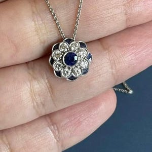 Milgrain Art Deco Anhänger Halskette, Antike Saphir Vintage Style Halskette, Blaue Runde & Fancy Cut CZ Stein Halskette, Floral Motiv Halskette