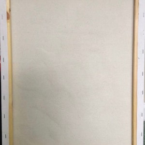 K&ouml;nnte beinhalten: Eine leere wei&szlig;e Leinwand, die auf einem Holzrahmen gespannt ist. Die Leinwand ist bereit zum Malen.