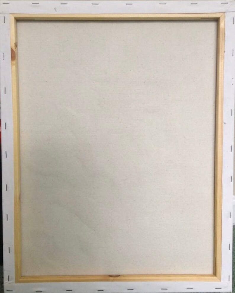K&ouml;nnte beinhalten: Eine leere wei&szlig;e Leinwand, die auf einem Holzrahmen gespannt ist. Die Leinwand ist bereit zum Malen.