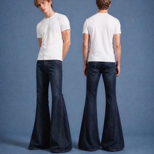 Puede incluir: Una camiseta blanca de manga corta combinada con pantalones vaqueros de campana en azul oscuro. Los vaqueros presentan un talle alto y perneras anchas y acampanadas. El texto "NEW ARRIVAL" y "REDEFINED SILHOUETTE" aparece en la parte inferior.