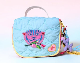 Gestepptes Täschchen mit Neon-Anhängern – Panther-Leoparden-Anstecknadeln – Reisegeschenkidee für Frauen