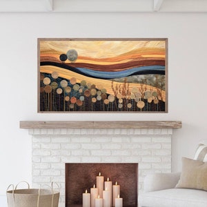 K&ouml;nnte beinhalten: Ein gerahmtes Textilkunstwerk, das eine Landschaft mit einem Fluss, H&uuml;geln und B&auml;umen darstellt. Die Farben sind ged&auml;mpft und erdig, mit Braun-, Blau- und Gr&uuml;nt&ouml;nen. Das St&uuml;ck h&auml;ngt &uuml;ber einem wei&szlig;en Ziegelkamin.