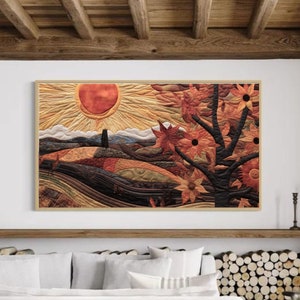 K&ouml;nnte beinhalten: Ein gequiltetes Wandbild, das eine stilisierte Landschaft mit einer gro&szlig;en Sonne, sanften H&uuml;geln und einem Baum mit gro&szlig;en, bunten Bl&uuml;ten zeigt. Das Kunstwerk ist in einem hellbraunen Holzrahmen gerahmt.