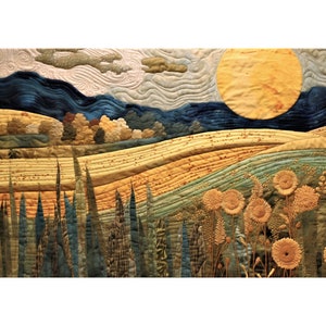 K&ouml;nnte beinhalten: Ein gequiltetes Wandbild, das eine Landschaft mit einer gro&szlig;en gelben Sonne, blauen Bergen und einem Feld aus gr&uuml;nem und braunem Gras mit gelben Blumen darstellt.