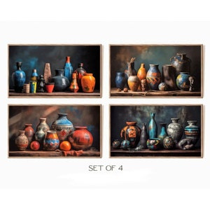 Pode incluir: Conjunto de quatro impressões de arte emolduradas que apresentam arranjos de naturezas-mortas de cerâmica colorida em várias formas e tamanhos. A cerâmica está disposta sobre uma superfície de madeira sobre um fundo escuro.