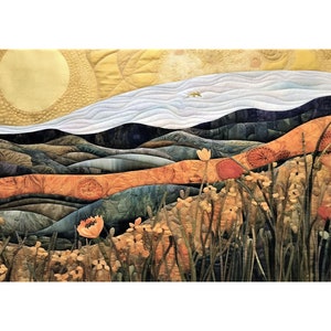 K&ouml;nnte beinhalten: Ein gequiltetes Wandbild, das eine Landschaft mit einer Sonne, H&uuml;geln und einem Feld mit orangefarbenen Blumen darstellt. Die H&uuml;gel sind eine Mischung aus Blau, Gr&uuml;n und Braun. Die Blumen befinden sich im Vordergrund und sind von gr&uuml;nem Gras umgeben.