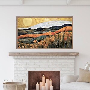 K&ouml;nnte beinhalten: Ein gerahmtes Kunstwerk, das eine Landschaft mit einer goldenen Sonne, blauen und gr&uuml;nen H&uuml;geln und orangefarbenen Wildblumen zeigt. Das Kunstwerk h&auml;ngt &uuml;ber einem wei&szlig;en Ziegelkamin.
