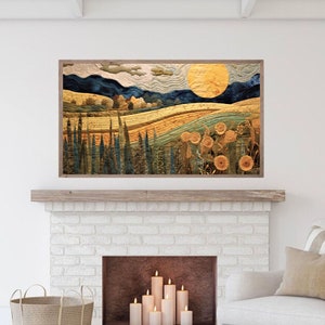 K&ouml;nnte beinhalten: Ein gerahmtes Kunstwerk, das eine Landschaft mit einer gro&szlig;en gelben Sonne, blauen H&uuml;geln und einem Feld mit gelben Blumen zeigt. Das Kunstwerk befindet sich in einem rustikalen Holzrahmen und h&auml;ngt &uuml;ber einem wei&szlig;en Backsteinkamin.