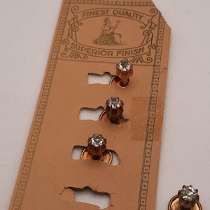 Tarjeta con 4 botones de cuello antiguos/botones decorativos, de metal dorado con piedra de cristal engastada en forma de corona, aprox. 1910 - decoración en ropa típica de la época.