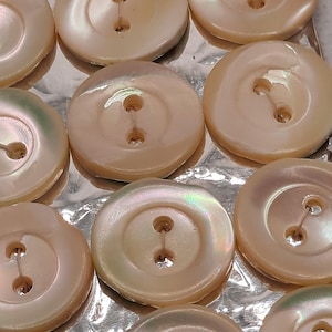 Original-Knopfkarte mit 24 alten Perlmuttknöpfen, 15 mm Ø, noch unbenutzt auf alter Pappkarte, Sammlerstücke, aus den 1940er/1950er Jahren