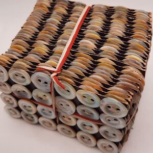 Vintage: 24 alte Perlmuttknöpfe je 14 mm Ø, noch unbenutzt auf alter Pappkarte, aus uraltem Lagerbestand