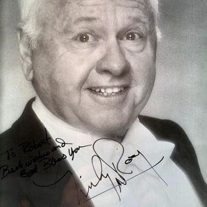 Fotografía firmada por Mickey Rooney; fotografía original enmarcada y autografiada