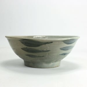 Antique Chinese Ming Dynasty porcelain bowl, 14.5cm diameter c.16th/17th century