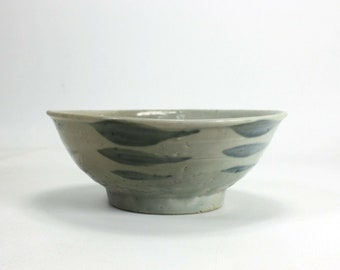Antique Chinese Ming Dynasty porcelain bowl, 14.5cm diameter c.16th/17th century