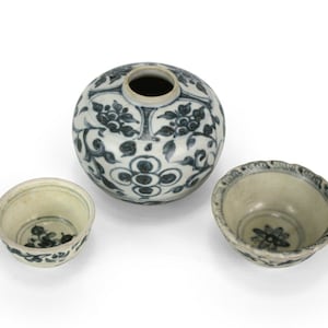 Group of 3 x Annamese blue and white porcelain ceramics, 15th/16th Century.