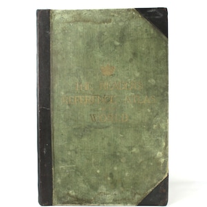 Op de afbeelding: Een vintage groen boek met een zwarte rug en hoeken. De titel is "The Reader's Reference Atlas of the World" in gouden letters.