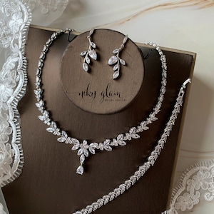 GLORIA set- Floral Design Bridal Jewelry Set Silver / Wedding Necklace Earrings Bracelet