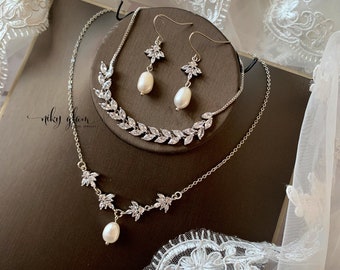EMILIANA – Handgefertigtes Süßwasserperlen-Brautschmuck-Set aus Silber oder Gold/Hochzeitsohrringe, Halskette, Armband