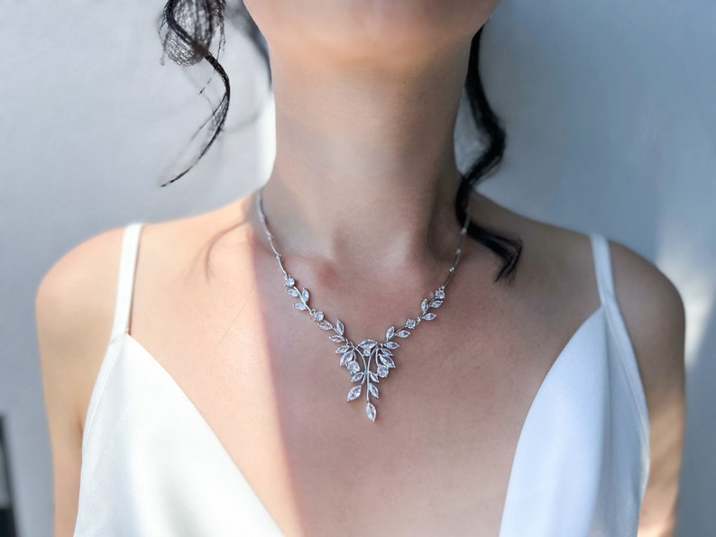 MAGNOLIA set Blatt Design Brautschmuckset / Halskette, Armband, Ohrringe und Diadem in Silber Bild 2