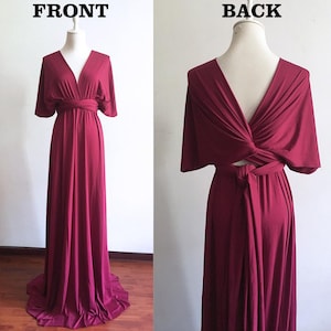 Pode incluir: Um vestido longo maxi de cor bord&ocirc; com mangas curtas e decote em V. O vestido tem um corpete estilo envelope e uma saia fluida. O vestido &eacute; mostrado da frente e de tr&aacute;s.