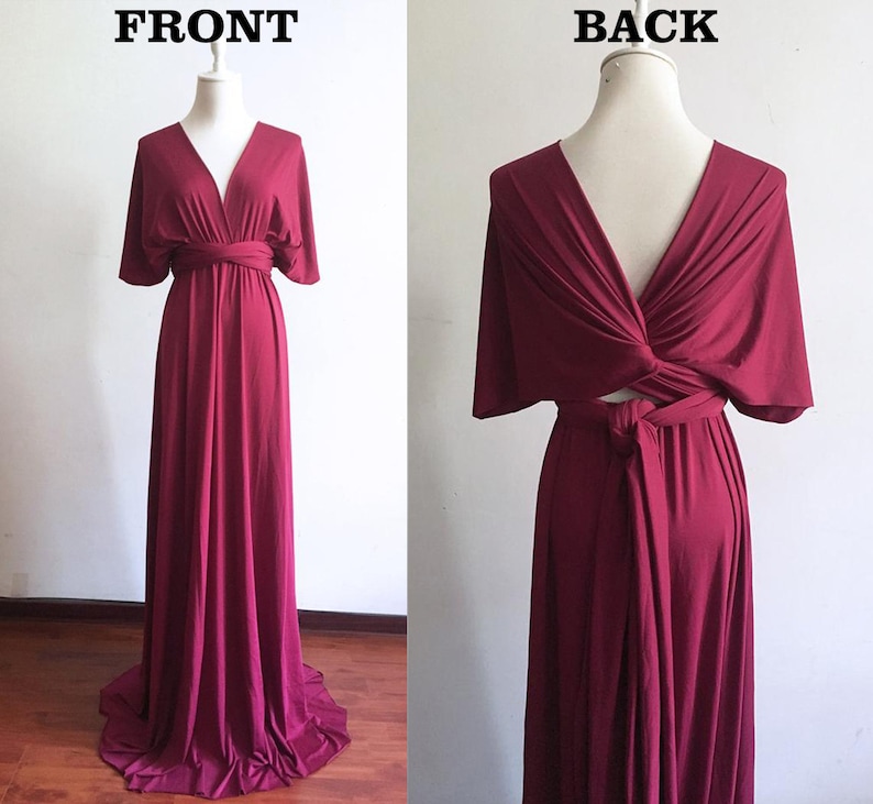 Pode incluir: Um vestido longo maxi de cor bord&ocirc; com mangas curtas e decote em V. O vestido tem um corpete estilo envelope e uma saia fluida. O vestido &eacute; mostrado da frente e de tr&aacute;s.