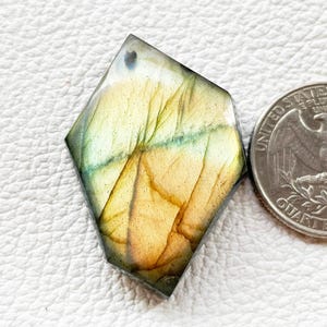 Cabochão de pedra preciosa labradorita chamativa 39x26x8 mm Pingente de prata em formato extravagante Joia Cabochão de labradorita