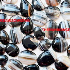 Natuurlijke zwarte gestreepte onyx cabochon losse edelsteen groothandel veel op gewicht met verschillende vormen en maten gebruikt voor het maken van sieraden