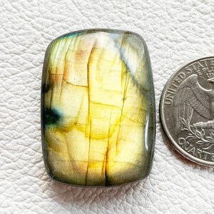 Ciondolo di design con cabochon di labradorite naturale appariscente, 34x24x8 mm, forma baguette, gioiello con cabochon di labradorite.
