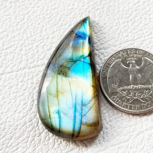 Cabochão de labradorita azul multicolorido 46x21x7 mm Cabochão de labradorita azul feito à mão polido em formato sofisticado