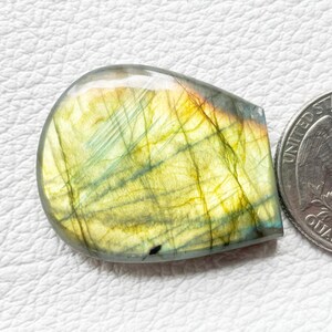 Cabochão natural de labradorita chamativo 31x27x5 mm Pingente de prata em formato extravagante Joia com pedra preciosa de labradorita