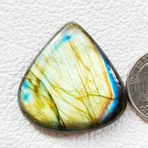 Pietra preziosa cabochon di labradorite appariscente da 36x34x6 mm, forma a pera, sciolta, pietra preziosa cabochon lucidata su entrambi i lati.