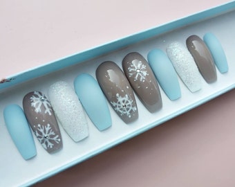 Ensemble d'ongles flocons de neige d'hiver • Ongles en cristal Swarovski scintillants • Faux ongles bleu bébé • Ongles de Noël • Ongles à presser • Faux ongles •