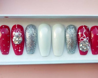 Cristaux de strass de Noël d'hiver • Faux ongles de Noël scintillants • Perle blanche et rouge sur les ongles • Flocon de neige argenté